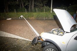 Automobilist vlucht na botsing tegen lantaarnpaal