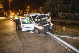 Automobilist vlucht na botsing tegen lantaarnpaal