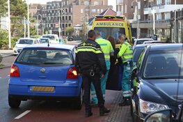 Scooterrijdster onderuit na schrikreactie van uitparkerende auto