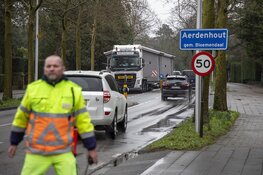 Bijzonder transport vast op de Zandvoorterweg in Aerdenhout