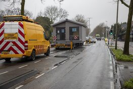 Bijzonder transport vast op de Zandvoorterweg in Aerdenhout