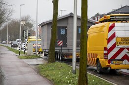 Bijzonder transport vast op de Zandvoorterweg in Aerdenhout