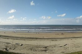 Ketting van mensen blokkeert Formule 1-teams die over strand naar circuit rijden