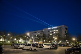 Lichtbundels op Spaarne Gasthuis als eerbetoon aan coronapatiënten en hun families