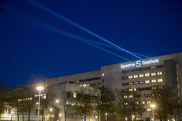 Lichtbundels op Spaarne Gasthuis als eerbetoon aan coronapatiënten en hun families