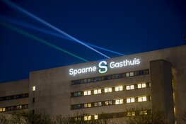 Lichtbundels op Spaarne Gasthuis als eerbetoon aan coronapatiënten en hun families