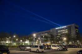 Lichtbundels op Spaarne Gasthuis als eerbetoon aan coronapatiënten en hun families