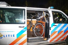 Politie neemt fietsen hangjeugd mee na melding brand zendmast Overveen