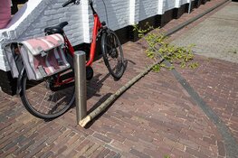 Bedrijfswagen klem na ongeval Rozenobelstraat Zandvoort