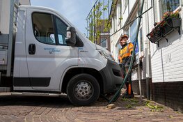 Bedrijfswagen klem na ongeval Rozenobelstraat Zandvoort