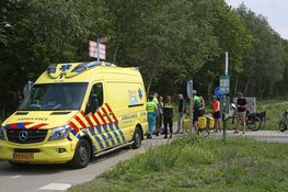 Toerist met fiets onderuit op Zeeweg in Overveen