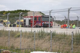 Sportauto crasht en vliegt in brand op Circuit Zandvoort