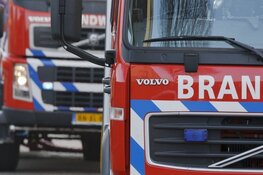 Zandvoorter probeert brandende Mercedes vergeefs met tuinslang te blussen