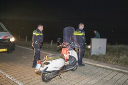 Scooterrijdster mist bocht en knalt door hek duinen in