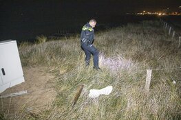 Scooterrijdster mist bocht en knalt door hek duinen in