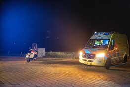 Scooterrijdster mist bocht en knalt door hek duinen in