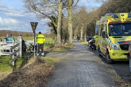Fietser gewond na aanrijding door auto op de Vogelenzangseweg