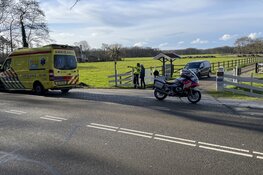 Fietser gewond na aanrijding door auto op de Vogelenzangseweg