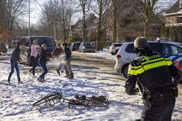 Brand bij werkzaamheden in Heemstede, sneeuwballen gevecht met agent