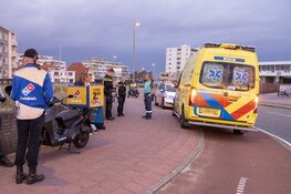 Pizzabezorger onderuit op de Boulevard Barnaart in Zandvoort