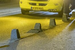 Scooter botst op paaltje op boulevard, twee vrouwen lichtgewond