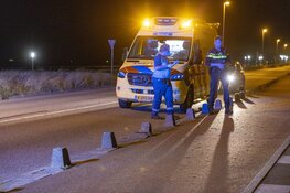 Scooter botst op paaltje op boulevard, twee vrouwen lichtgewond
