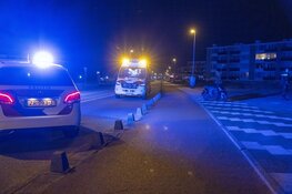 Scooter botst op paaltje op boulevard, twee vrouwen lichtgewond