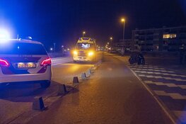 Scooter botst op paaltje op boulevard, twee vrouwen lichtgewond