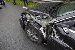 Vrachtwagen botst tegen zijkant van personenwagen